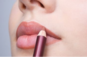 makeup tips outline lips